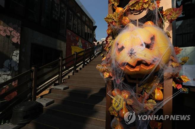 핼러윈 데이 앞두고 이태원 코로나19 재확산 우려 (서울=연합뉴스) 김인철 기자 = 핼러윈 데이를 닷새 앞둔 26일 서울 용산구 이태원 거리가 한산하다. 2020.10.26 yatoya@yna.co.kr