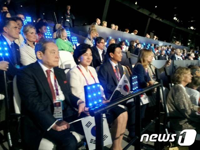 2012년 7월 런던올림픽 개막식에 함께 참석한 이건희 회장과 홍라희 여사. 사진 홍라희 여사 오른 편에 딸 이서현 이사장의 남편이자 사위인 김재열 삼성경제연구소 사장이 앉아 있다.© 뉴스1