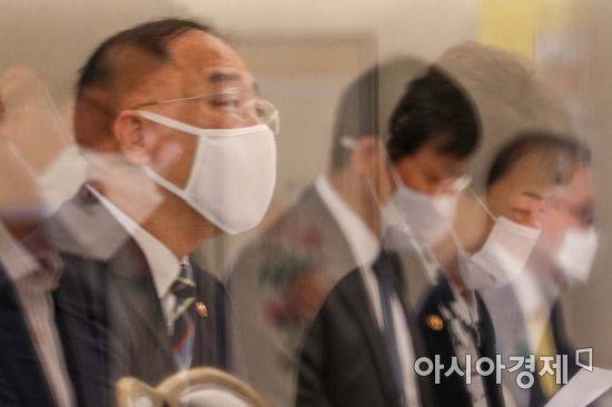 홍남기 경제부총리 겸 기획재정부 장관이 28일 서울 종로구 정부서울청사에서 열린 '제9차 부동산시장 점검 관계장관회의'에 참석해 모두발언 하고 있다./강진형 기자aymsdream@