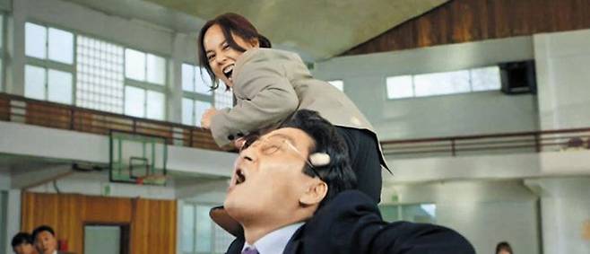 26일 SBS 드라마 ‘펜트하우스’에서 주인공 오윤희(유진)가 딸의 학교 교장 선생님에게 발차기를 해 앞니가 날아가는 장면. /SBS