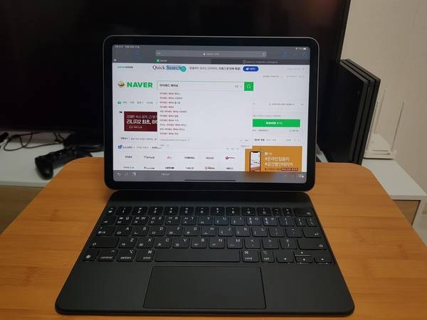 아이패드 에어4에 매직 키보드를 부착한 모습. /이경탁 기자