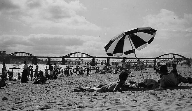 1960년까지만 해도 서울 용산구 동부이촌동 일대의 한강 백사장에선 시민들이 여름에 강수욕을 하고, 겨울에 썰매를 타는 일이 일상이었다. 서울시 제공