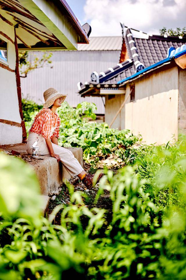 시사교양 PD에서 MBC 공식 1호 유튜버가 된 최별 PD가 지난 4월 충동구매한 전북 김제의 한 폐가에 앉아 쉬고 있다. 이 집을 리모델링하면서 시골에 터 잡는 과정을 브이로그로 찍어 MBC 공식 유튜브 채널 '오느른'에 올리고 있다. MBC 제공