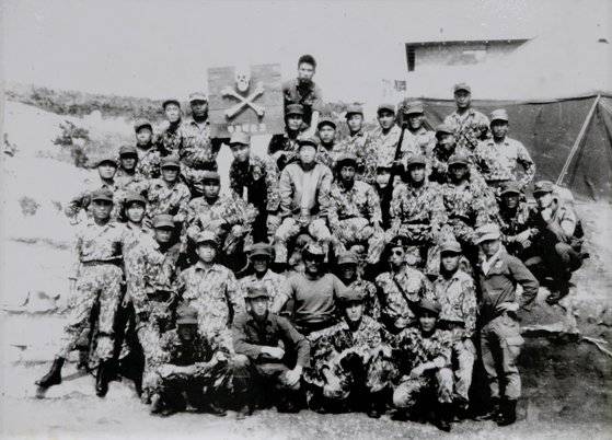 ‘실미도 부대’가 부대 안에서 찍은 단체 사진. 우상조 기자