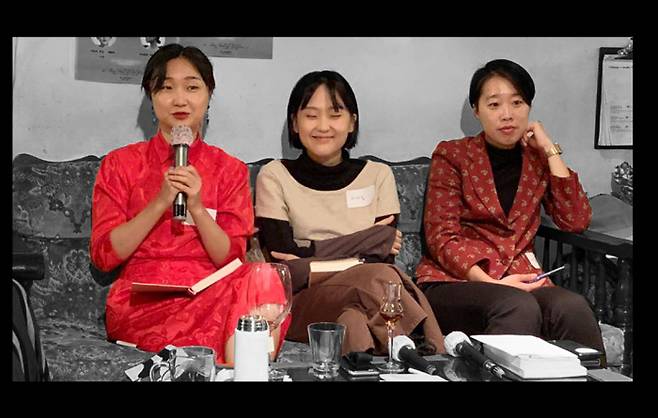 비슷한 시기 나란히 책을 펴낸 이슬아 작가(왼쪽부터), 이다울 작가, 이길보라 감독. 이들은 10대 후반 ‘어딘글방’에서 글을 쓰기 시작했다. 이영경 기자