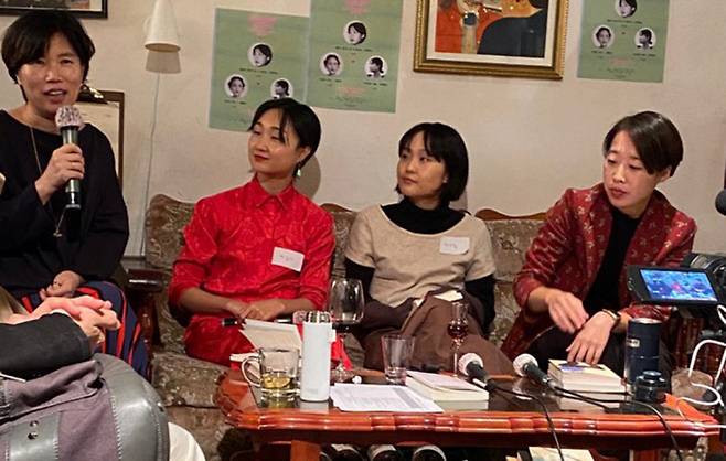 ‘어딘글방’을 운영하며 글쓰기를 가르친 작가 김현아(어딘·왼쪽 첫번째)가 자신의 제자인 이슬아·이다울·이길보라의 북토크에서 사회를 보고 있다. 이슬아 작가 제공