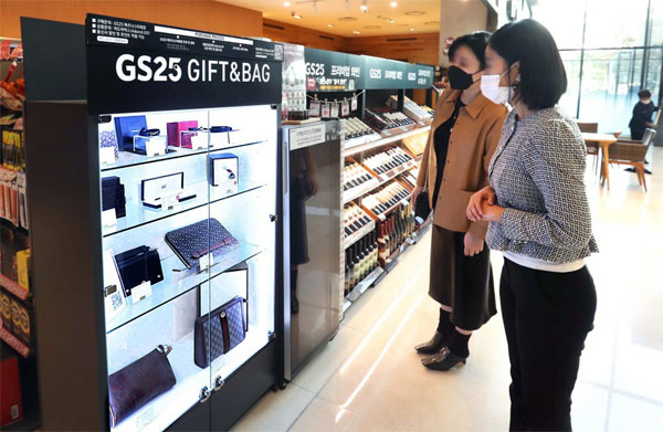 29일 서울 강남구 GS25 파르나스타워점에서 고객들이 명품 진열대를 보고 있다. GS리테일은  편의점 최초로 명품 판매를 시작했다. [이충우 기자]