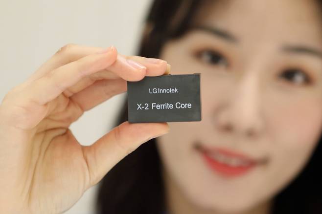 LG이노텍 직원이 ‘고효율 페라이트’를 선보이고 있다. / 사진=LG이노텍
