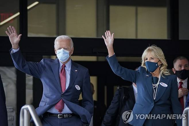 델라웨어주에서 사전투표 후 나온 조 바이든 미국 민주당 대선 후보 부부 [AFP=연합뉴스]  == FOR NEWSPAPERS, INTERNET, TELCOS & TELEVISION USE ONLY ==