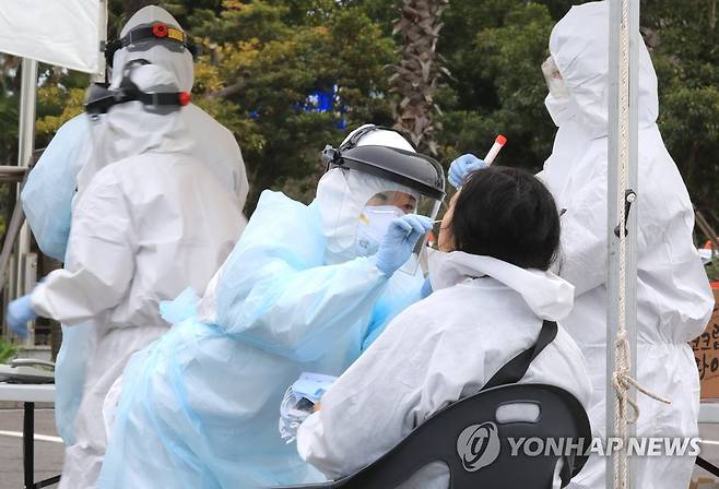 제주국제공항 선별 진료소 운영 [연합뉴스 자료 사진]