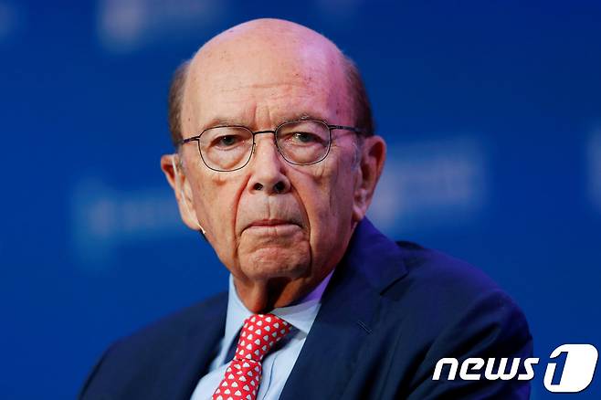 윌버 로스 미 상무장관이 7월 "중국 11개 기업이 신장 위구르자치구의 소수민족 탄압·강제 노동·집단 구금·생체정보 무단수집 등에 연루됐다"며 "이들은 미 정부의 별도 승인을 받아야 미국 기업과 거래할 수 있다"는 성명을 냈다. ⓒ REUTERS=뉴스1