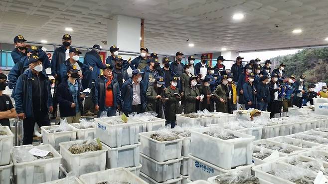 지난 22일 굴수하식수협 위판장에서 굴 경매를 진행하고 있다. 이날 굴 4만1650㎏이 평균단가 10만6000원에 거래됐다. (굴수하식수협 홈페이지 갈무리)© 뉴스1