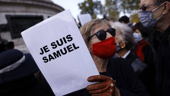 파리 시내 사뮈엘 파티 추모집회에 모인 시민들