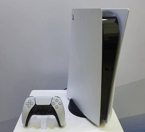 28일 SIEK가 공개한 플레이스테이션5. 체험에 사용한 제품은 디스크가 달린 일반판이었다. /윤민혁 기자