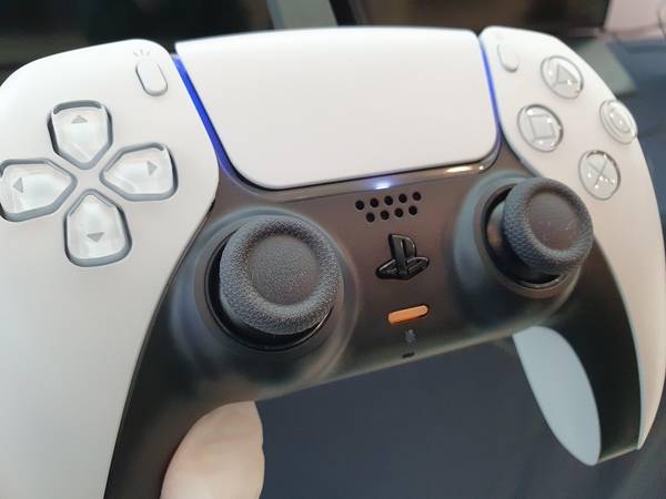 PS5 컨트롤러인 듀얼센스. 기존 듀얼쇼크4보다 크기가 커지고 무게도 늘었다. /윤민혁 기자
