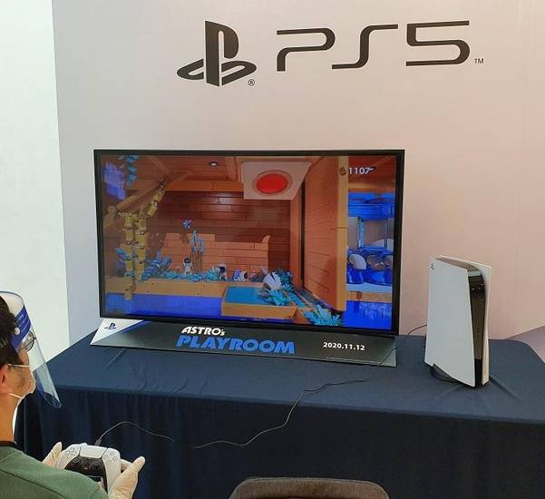 기자가 아스트로의 플레이룸을 체험하는 모습. 적응형 트리거와 자이로 센서를 이용한 점프 조작이 마치 활을 당기는 듯했다. /윤민혁 기자