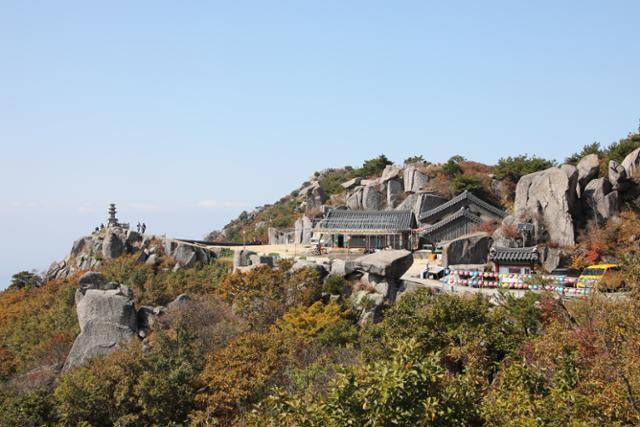 비슬산 정상 부근의 대견사, 해발 1,000m 고지대여서 일대 풍광을 시원하게 즐길 수 있는 전망대나 마찬가지다. ⓒ박준규