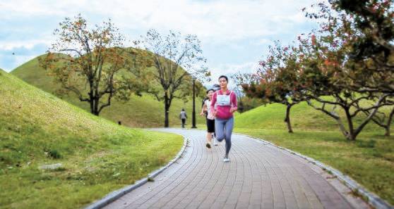 달리기를 주제로 한 경주 관광 영상. 대릉원·첨성대·월정교 등의 명승지를 무대 삼아 쉼 없이 달린다. [사진 한국관광공사]