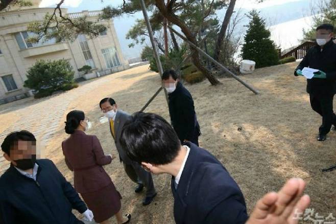 지난 3월 2일 가평 평화의궁전에서 열린 기자회견이 끝나고 이단 신천지 이만희 교주와 대화를 나누고 있는 김평화씨(사진=이한형기자)