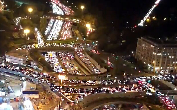 간밤 프랑스 파리 도로가 대규모 교통체증로 몸살을 앓았다. 고층 건물에서 본 파리 도심은 대규모 교통체증으로 주차장을 방불케했다.사진=트위터