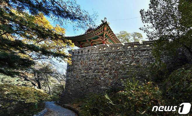 고구려 평양성 내성 북장대터에 세워진 조선시대의 누각인 을밀대 전경. (미디어한국학 제공) 2020.10.31.© 뉴스1