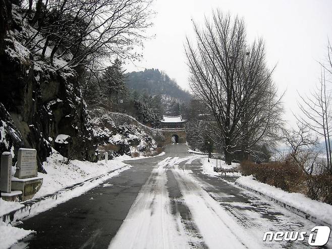 평양성 북성의 남문으로 처음 건설됐다가 1959년에 복원된 전금문 전경. (미디어한국학 제공) 2020.10.31© 뉴스1