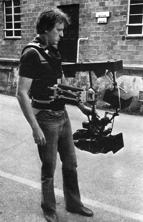 미국 카메라 감독 가렛 브라운이 짐벌 기능을 활용·개발한 스테디캠으로 1980년 스탠릭 큐브릭 감독의 영화 ‘샤이닝'을 촬영하고 있다. 가렛 브라운 홈페이지 캡처
