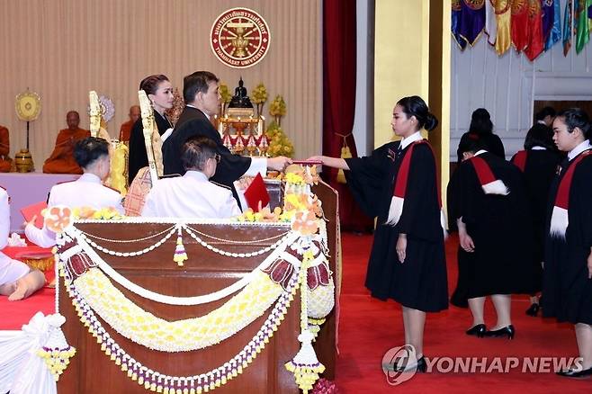 탐마삿 대학에서 학위 수여하는 태국 국왕 [방콕 로이터=연합뉴스. 재판매 및 DB 금지]