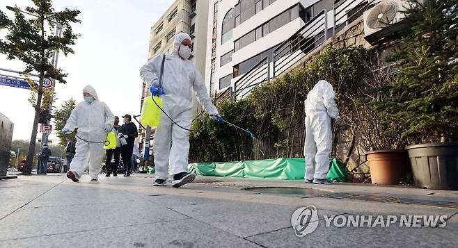 핼러윈 데이 앞두고 철저한 방역 작업 [연합뉴스 자료사진]