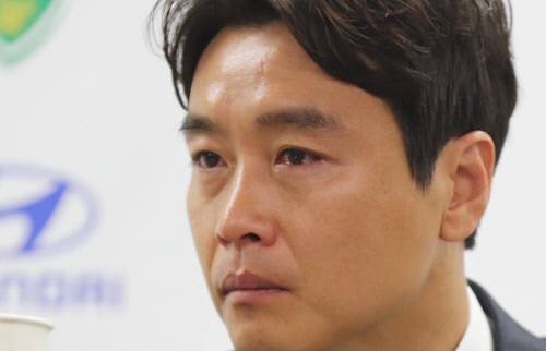 이동국이 지난 10월28일 전주월드컵경기장에서 은퇴 기자회견을 하며 회한의 눈물을 글썽이고 있다. 연합뉴스