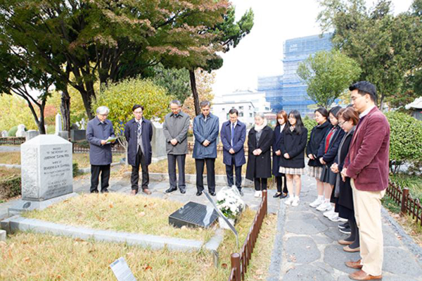 배화여대 학생들이 2019년 서울 마포 양화진외국인묘원의 캠벨 선교사 묘지에서 기도하고 있다. 배화여대 제공