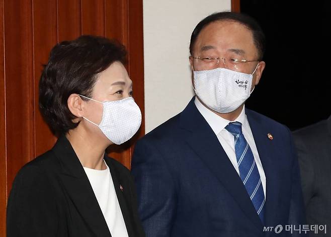 홍남기 경제부총리 겸 기획재정부 장관(오른쪽), 김현미 국토교통부 장관이 12일 정부서울청사 영상회의실에서 열린 제2차 부동산시장 점검 관계장관회의에 참석하며 대화하고 있다. / 사진=김휘선 기자 hwijpg@