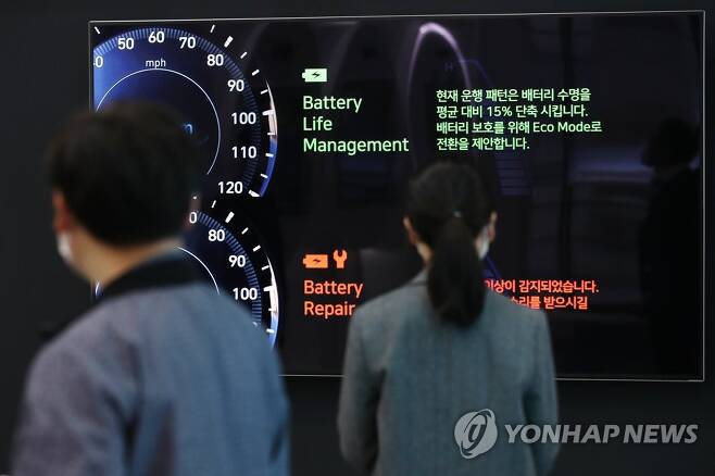 SK이노베이션 핵심기술 총출동 10월 21일 서울 강남구 코엑스에서 열린 배터리산업 전시회 '인터배터리 2020'을 찾은 관람객들이 전시를 둘러보고 있다. [연합뉴스 자료사진]