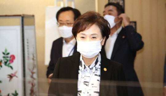김현미 국토교통부 장관이 10월 28일 열린 제9차 부동산시장 점검 관계장관회의에 참석하고 있다. <연합뉴스>