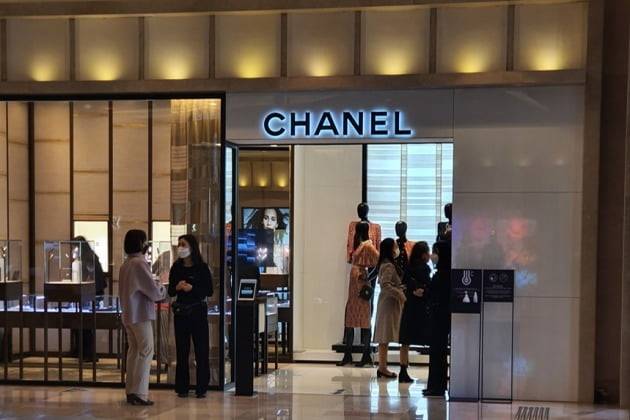 프랑스 패션 브랜드 샤넬이 2일 일부 인기제품의 가격을 인상했다. 사진은 이날 오후 서울 명동 롯데백화점 에비뉴엘 본점 샤넬 매장 풍경. 사진=이미경 한경닷컴 기자