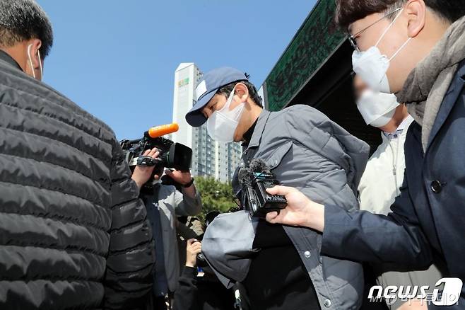 (수원=뉴스1) 이재명 기자 = 1조6000억원대 '라임 환매중단 사태'의 배후 전주(錢主)로 지목된 김봉현 전 스타모빌리티 회장이 26일 오전 경기도 수원시 영통구 수원남부경찰서에서 영장실질심사(구속 전 피의자 심문)를 받기 위해 호송차로 향하고 있다. 2020.4.26/뉴스1