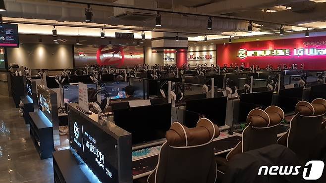 20일 오후 서울 강북구에 위치한 한 PC방 내부. 2020.10.20 © 뉴스1 박기범 기자