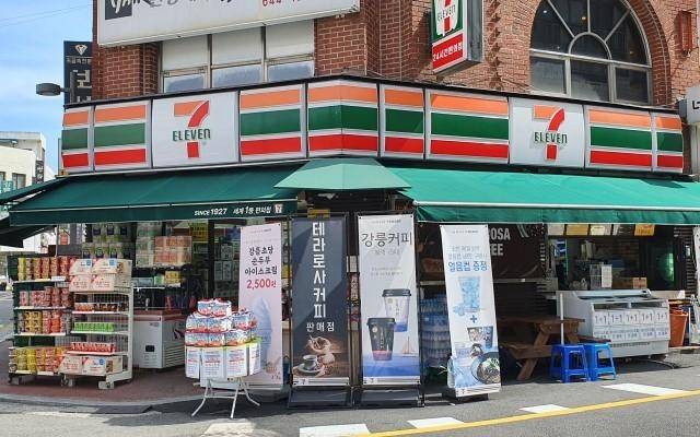 편의점 상품으로 출시된 강릉 먹거리를 홍보하는 광고판들. /유한빛 기자