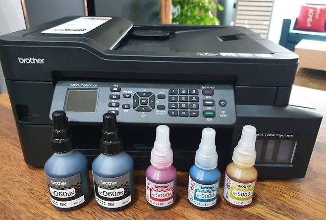 기본 4색 잉크 외에 검정 잉크 1병을 추가로 제공한다