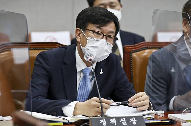 김상조 청와대 정책실장은 지난 2일 SBS 8뉴스에 출연해 전세대란 과도기가 길어질 수 있다며 관련 대책을 준비 중이라고 언급했다. 사진은 김 실장이 지난 9월 서울 여의도 국회에서 열린 운영위원회 전체회의에 참석한 모습. /사진=뉴시스 홍효식 기자