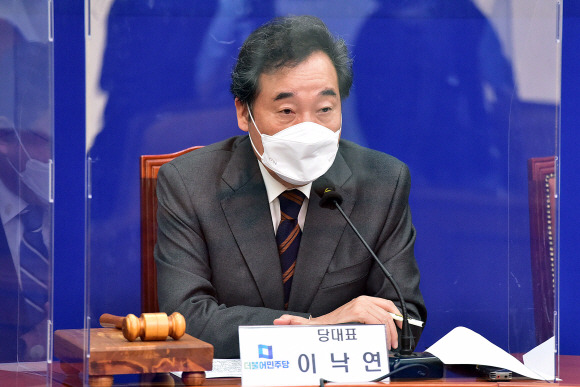 3일 오전 국회에서 열린 더불어민주당 제1차 중앙위원회의에서 이낙연 대표가 발언을 하고 있다. 2020. 11. 3 김명국 선임기자 daunso@seoul.co.kr