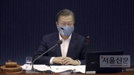 문재인 대통령이 3일 청와대 여민관 영상회의실에서 열린 제55회 국무회의를 마치기 전 만화의 날을 맞아 문화체육관광부가 제작한 웹툰 마스크를 써보이고 있다. 청와대 제공