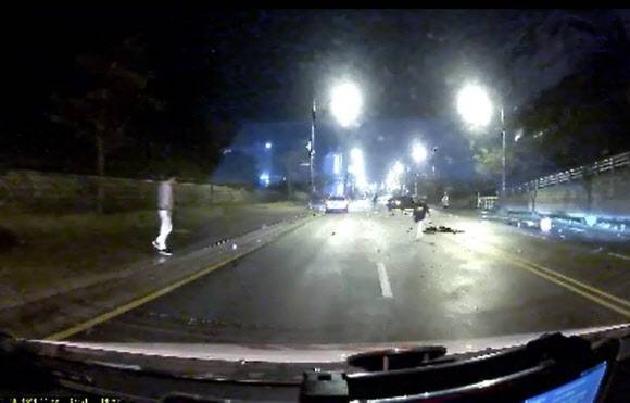 지난 9월 9일 오전 1시쯤 인천 중구 을왕동의 한 편도 2차로에서 A(33)씨가 술에 취해 몰던 벤츠 승용차에 오토바이를 타고 치킨 배달 중이던 B(54)씨가 치여 숨지는 사건이 발생했다. 사진은 당시 사고 현장. 2020.09.11 인천 영종소방서 제공