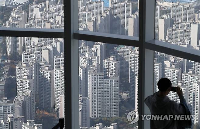 서울 송파구 롯데월드타워 전망대 '서울스카이'에서 바라본 잠실동 일대 아파트단지 [연합뉴스 자료사진]
