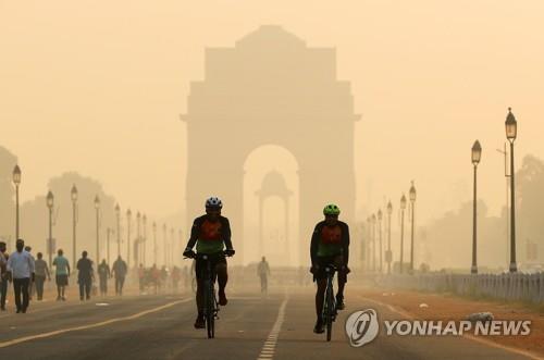10월 24일 스모그로 뒤덮인 인도 수도 뉴델리의 인디아게이트 앞. [로이터=연합뉴스]