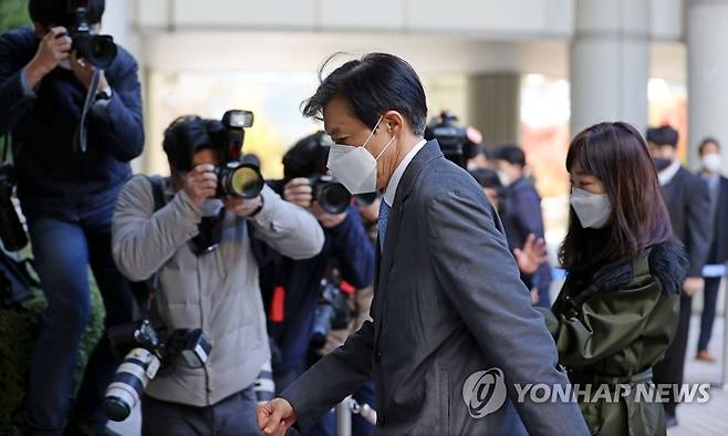 공판 출석하는 조국 전 장관 (서울=연합뉴스) 김인철 기자 = 청와대 민정수석비서관 재직 당시 유재수 전 부산시 경제부시장에 대한 감찰을 중단시킨 혐의로 기소된 조국 전 법무부 장관이 3일 오전 서초구 서울중앙지방법원에서 열린 속행 공판에 출석하기 위해 법정으로 향하고 있다. 2020.11.3 yatoya@yna.co.kr