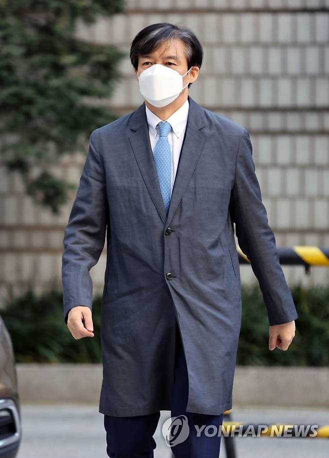 법정 향하는 조국 전 장관 (서울=연합뉴스) 김인철 기자 = 청와대 민정수석비서관 재직 당시 유재수 전 부산시 경제부시장에 대한 감찰을 중단시킨 혐의로 기소된 조국 전 법무부 장관이 3일 오전 서초구 서울중앙지방법원에서 열린 속행 공판에 출석하기 위해 법정으로 향하고 있다. 2020.11.3 yatoya@yna.co.kr