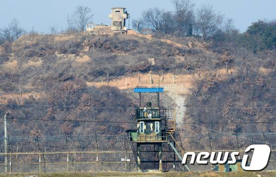 우리 군의 전방부대 경계초소 모습. 반대편은 북한 초소다. 2016.1.10/뉴스1 © News1 허경 기자