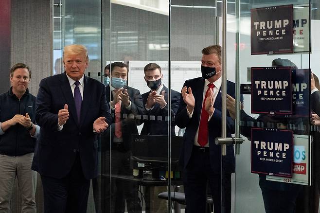 도널드 트럼프 미 대통령이 3일(현지시각) 버지니아주 알링턴의 트럼프 선거캠프를 방문해 박수를 치고 있다.  /AP 연합뉴스