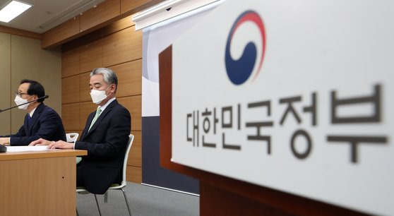 김흥진 국토교통부 주택토지실장(왼쪽부터)과 박재민 행정안전부 지방재정경제실장이 3일 오후 정부세종청사 국토교통부에서 부동산 공시지가 현실화 방안 등 합동브리핑을 하고 있다. ［연합뉴스］